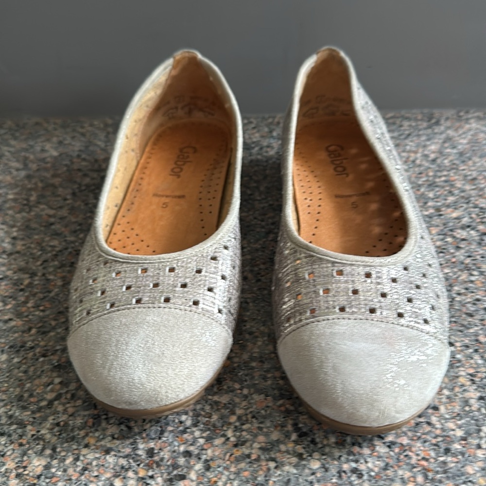 Gabor Elegant Women's Silver Ballet Flats size 7.5 - Picture 2 of 10